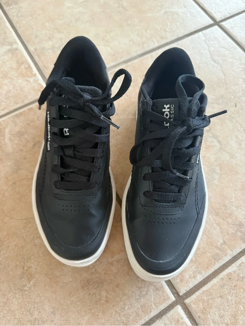 Sz 7 Reebok Women’s Black and White Platform Sneakers